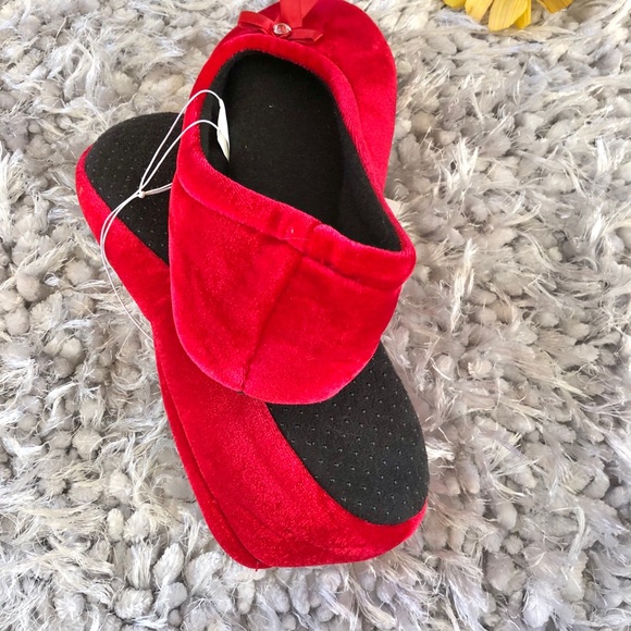 New with tag Ruby Red Slippers with A gem and bow. Soft slip one.make great gift - Picture 7 of 7